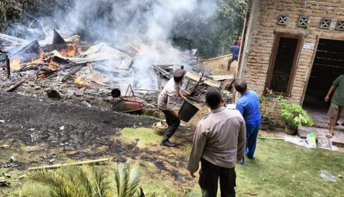 Tolak Minum Obat, Pria Bakar Rumah Ibunya di Palembayan