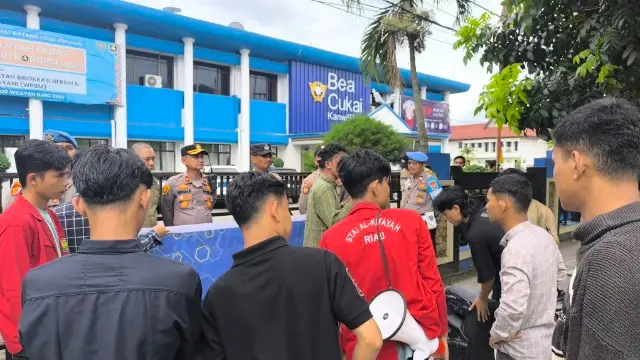 Sejumlah mahasiswa STAI Al-Kifayah menggelar aksi unjuk rasa di depan Kantor Wilayah Bea Cukai Riau, Selasa (10/6/2025), menuntut transparansi penanganan kasus rokok ilegal. (Ist)