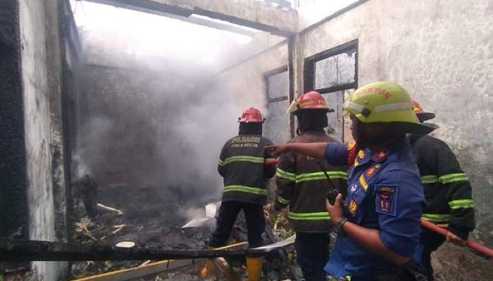 Rumah Kosong Terbakar di Purus, 4 Armada Damkar Dikerahkan