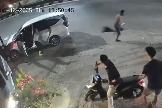Terekam kamera, Pelaku dugaan pelecehan kabur telanjang dada usai kecelakaan taksi online di Pekanbaru, Kamis (12/6/2025) malam. (Ist)