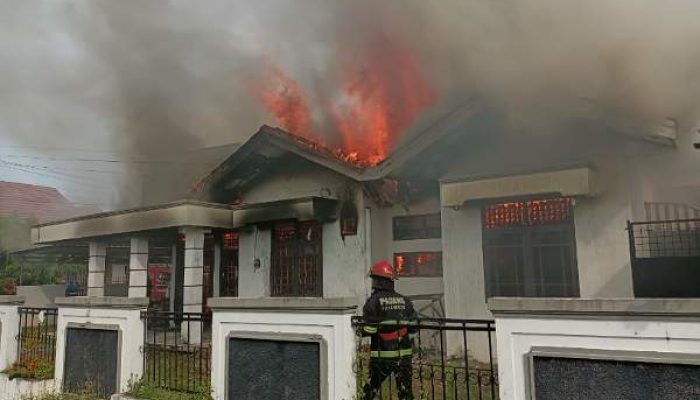 Studio Foto di Ulak Karang Terbakar, Kerugian Capai Rp500 Juta