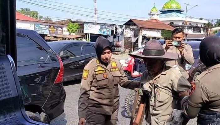 Satpol PP Padang Tertibkan Pengemis dan Pak Ogah di Lampu Merah