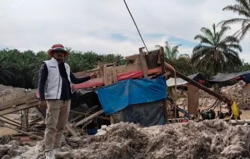Rakit-rakit penambang emas tanpa izin (PETI) tersebar di berbagai titik di Singingi, Riau, merusak lingkungan dan mencemari air. (Foto: Nadariau.com)