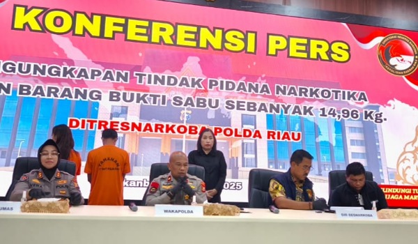 Polda Riau gelar konferensi pers pengungkapan sabu 14,96 kg hasil operasi Subdit II Ditresnarkoba, Jumat (20/6/2025). (Ist)