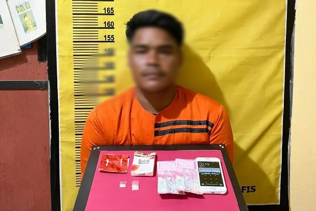 Dedek Suratman alias Ebes (30), tersangka kasus sabu yang ditangkap saat masih menjalani pembebasan bersyarat, saat diamankan di Polsek Rengat Barat. (Ist)