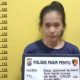 Putri Angraini alias Puput (22), tersangka kasus peredaran narkoba jenis sabu, saat diamankan petugas di Mapolsek Pasir Penyu, Kabupaten Indragiri Hulu, Selasa (24/6/2025). (Foto: Dok. Polsek Pasir Penyu)