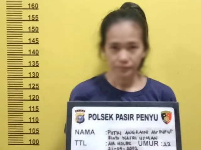 Putri Angraini alias Puput (22), tersangka kasus peredaran narkoba jenis sabu, saat diamankan petugas di Mapolsek Pasir Penyu, Kabupaten Indragiri Hulu, Selasa (24/6/2025). (Foto: Dok. Polsek Pasir Penyu)