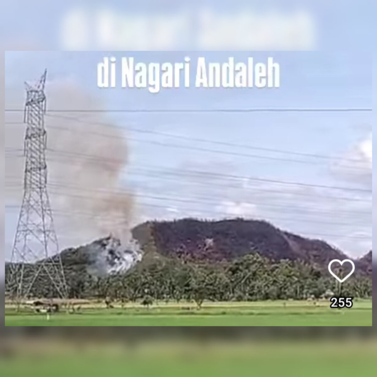 Penampakan Asap tebal membumbung dari lahan yang terbakar di Jorong Andaleh Baliak Bukik, Kecamatan Luak, Jumat (6/6).(Foto: Screenshot Ig @sudutpayakumbuh)