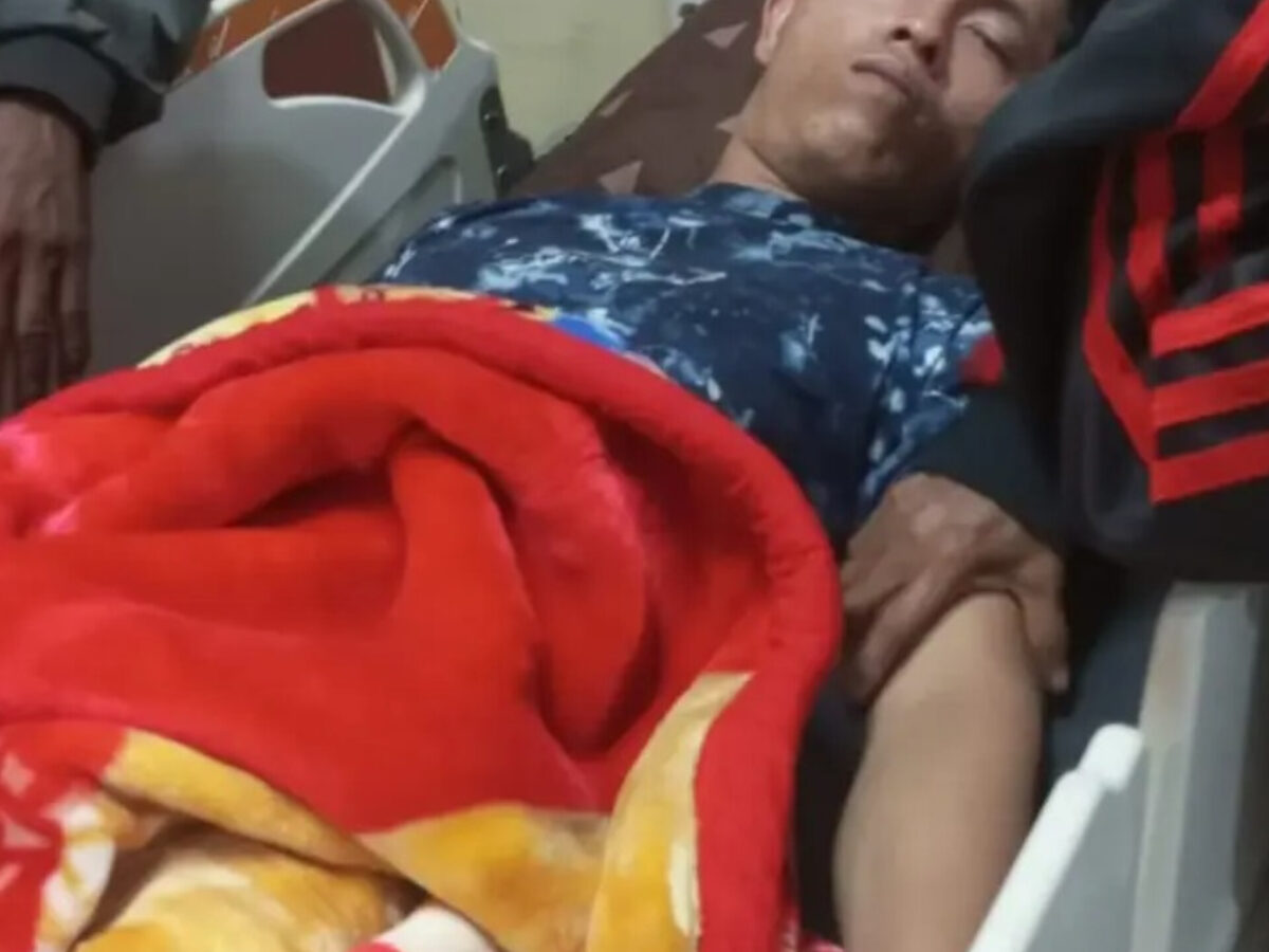 Jeki Putra dirawat intensif di RSUD Suliki usai ditemukan lemas di pondok kebun gambir, setelah tiga hari dinyatakan hilang. (Foto: Keluarga)