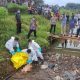 Petugas gabungan dari BPBD dan kepolisian mengevakuasi potongan tubuh manusia yang ditemukan mengapung di perairan Kasang, Batang Anai, Padang Pariaman, Sumatera Barat, Selasa (17/6/2025). (Foto Dok Polsek Batang Anai)
