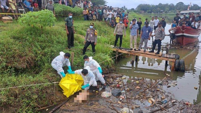 Petugas gabungan dari BPBD dan kepolisian mengevakuasi potongan tubuh manusia yang ditemukan mengapung di perairan Kasang, Batang Anai, Padang Pariaman, Sumatera Barat, Selasa (17/6/2025). (Foto Dok Polsek Batang Anai)
