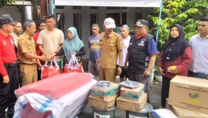Pemko Padang Salurkan Bantuan bagi Korban Kebakaran di Komplek Cendana