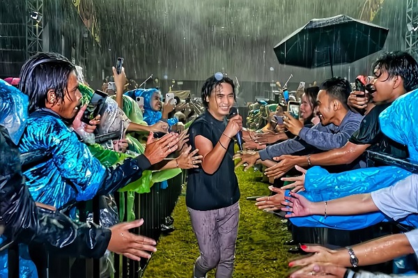 Charly Van Houten saat konser. (Foto: Instagram @charly_setiaku)