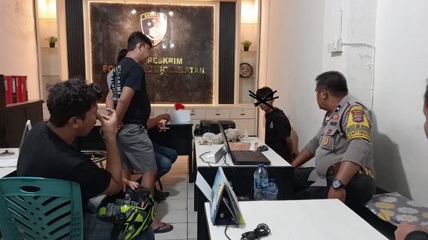 Petugas kepolisian mengamankan pelaku dugaan aborsi di Kecamatan Padang Selatan, Padang, Rabu (11/6) malam. (Foto: Polsek Padang Selatan)
