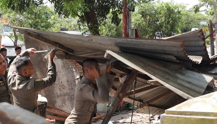Satpol PP Padang Bongkar Bangunan Liar dan Tertibkan PKL di Jalan Adinegoro