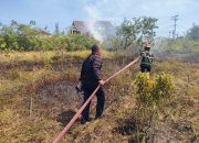 Kebakaran Lahan Ilalang di Parupuk Tabing, Damkar Padang Selamatkan Aset Rp1,5 Miliar