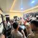Ratusan korban penipuan loker Basko City Mall geruduk Polsek Pauh, Senin (16/6) dini hari. (Foto: Istimewa)