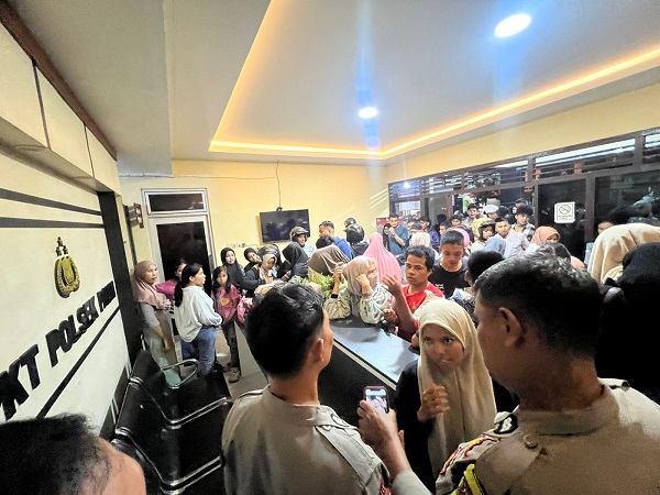 Ratusan korban penipuan loker Basko City Mall geruduk Polsek Pauh, Senin (16/6) dini hari. (Foto: Istimewa)