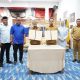 Bupati Tanah Datar Eka Putra dan Wali Kota Pekanbaru Agung Nugroho menunjukkan dokumen kesepakatan kerja sama antar daerah di Indo Jolito, Batusangkar, Senin (16/6/2025). (Foto:Prokopim Tanah Datar)