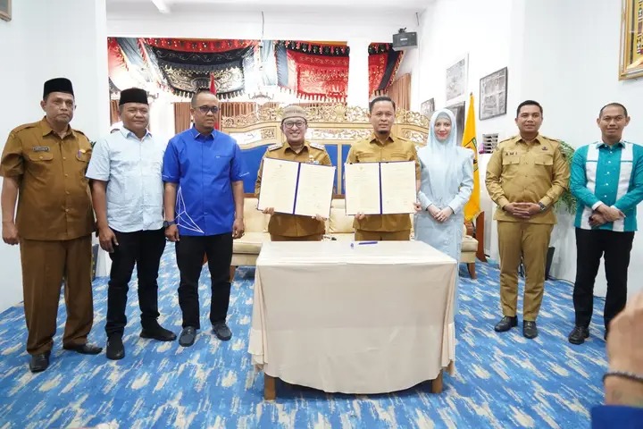Bupati Tanah Datar Eka Putra dan Wali Kota Pekanbaru Agung Nugroho menunjukkan dokumen kesepakatan kerja sama antar daerah di Indo Jolito, Batusangkar, Senin (16/6/2025). (Foto:Prokopim Tanah Datar)