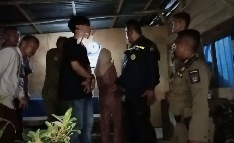 Petugas Satpol PP Kota Padang mengamankan sepasang muda-mudi yang diduga melakukan tindakan tidak senonoh di kawasan gelap Sungai Bangek, Kecamatan Koto Tangah, Senin (9/6/2025) dini hari. (Ist)