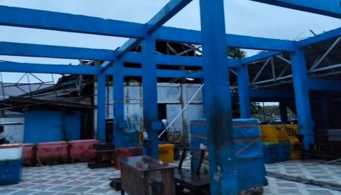 Atap TPI Air Bangis Porak Poranda Diterjang Badai, Tidak Ada Korban Jiwa