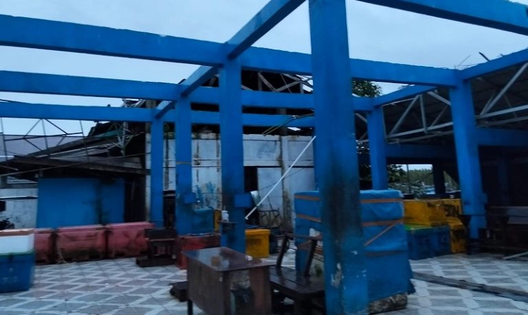 Kondisi atap Tempat Pelelangan Ikan (TPI) Air Bangis yang rusak setelah diterjang angin kencang, Senin (9/6/2025) malam. (Ist)