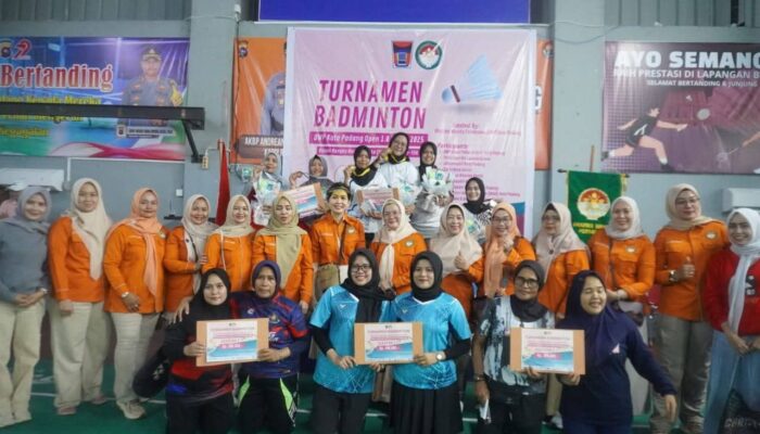 DWP Disdikbud Kota Padang Sabet Juara I Turnamen Bulutangkis HJK ke-356