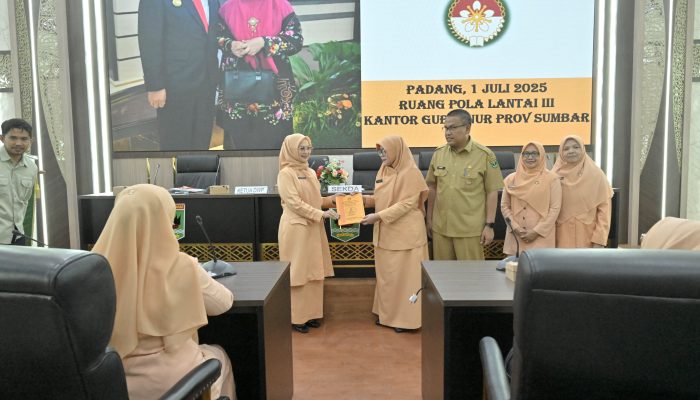 Sertijab DWP Sumbar: Sekda Arry Yuswandi Tekankan Peran Strategis Istri ASN dalam Pembangunan Daerah