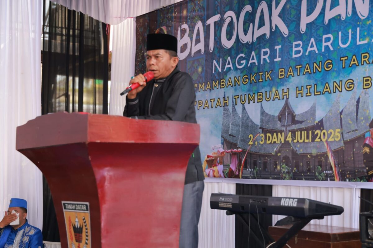 Anggota DPRD Tanah Datar, Zaiful Imra saat memberikan kata sambutan saat prosesi adat Batagak pangulu di Nagari Barulak, Kamis (3/7/2025). (Foto: ist)
