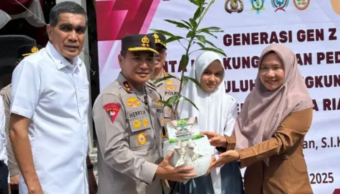 Dukung Penanaman Langsung Pohon di Riau, Kapolda Hadiahkan Sim Gratis Untuk Gen Z