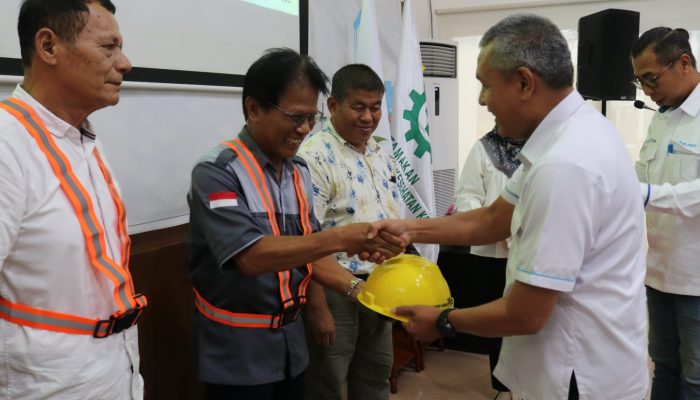 PTP Nonpetikemas Gencarkan Kesadaran K3 di Pelabuhan Teluk Bayur, Helm dan Rompi Dibagikan