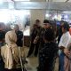 Sekda Kota Padang Andree Algamar meninjau lapak pedagang kaki lima di Pasar Raya Fase VII, Kamis (24/4/2025), didampingi Kepala Dinas Perdagangan Syahendri Barkah dan Kepala Perwakilan Ombudsman Sumbar Adel Wahidi. (Foto: ist)