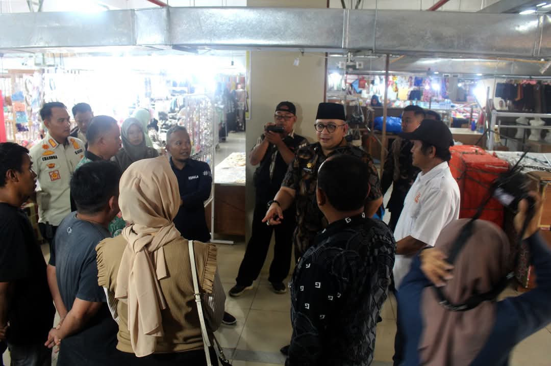 Sekda Kota Padang Andree Algamar meninjau lapak pedagang kaki lima di Pasar Raya Fase VII, Kamis (24/4/2025), didampingi Kepala Dinas Perdagangan Syahendri Barkah dan Kepala Perwakilan Ombudsman Sumbar Adel Wahidi. (Foto: ist)