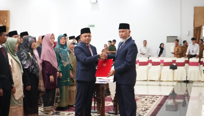 Lantik 25 Pejabat Manajerial, Gubernur Mahyeldi Tegaskan Komitmen Pelayanan Publik