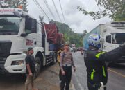 Hati-Hati! Jalur Palupuh Rawan Licin, Truk Terperosok Hingga Tutup Jalan