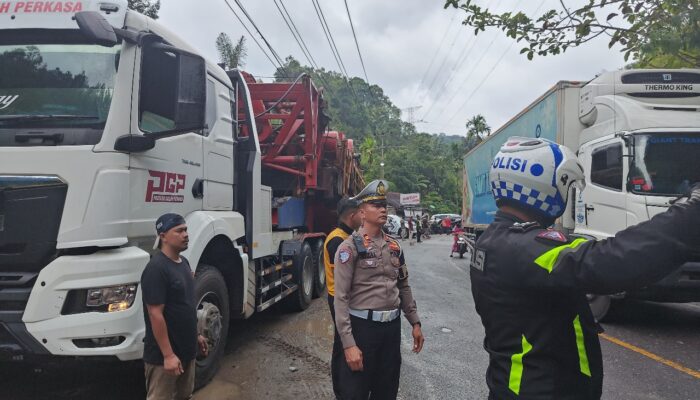 Hati-Hati! Jalur Palupuh Rawan Licin, Truk Terperosok Hingga Tutup Jalan