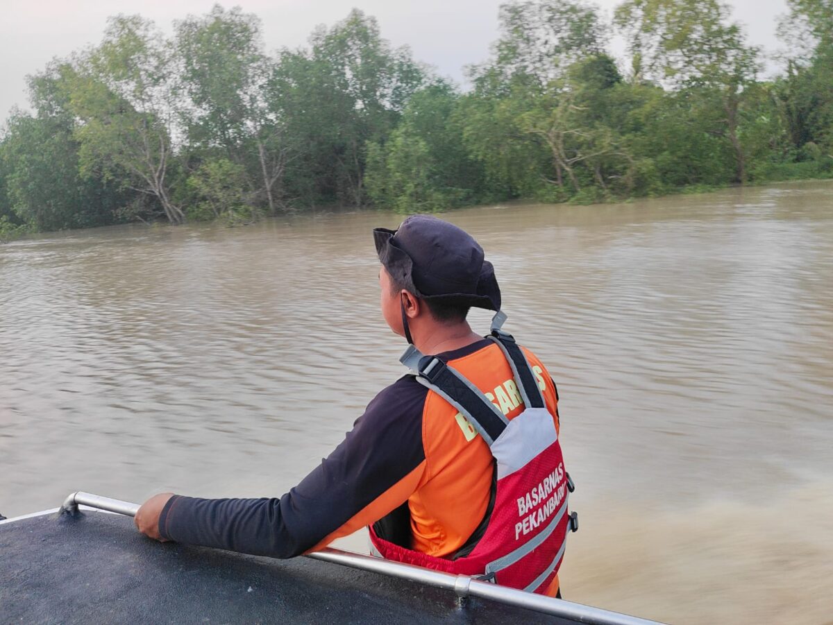 Tim SAR saat melakukan pencarian terhadap korban yang hilang diduga diterkam buaya di sungai Rokan. (Foto: Dok Basarnas Pekanbaru)