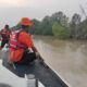Tim SAR Gabungan menyisir tepian Sungai Rokan pada hari keempat pencarian korban yang diduga diterkam buaya di Labuhan Tangga Hilir, Rokan Hilir, Riau, Selasa (29/7/2025). (Foto: dok Basarnas Pekanbaru)
