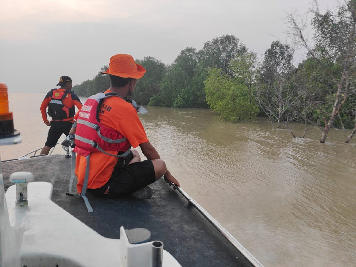 Tim SAR Gabungan menyisir tepian Sungai Rokan pada hari keempat pencarian korban yang diduga diterkam buaya di Labuhan Tangga Hilir, Rokan Hilir, Riau, Selasa (29/7/2025). (Foto: dok Basarnas Pekanbaru)