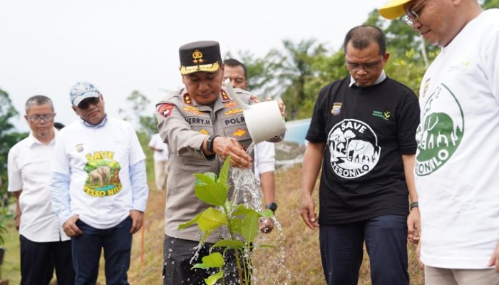 Penanaman 300 Pohon di Kampus Unilak, Kapolda Riau: Pentingnya kolaboratif Green Action di Riau