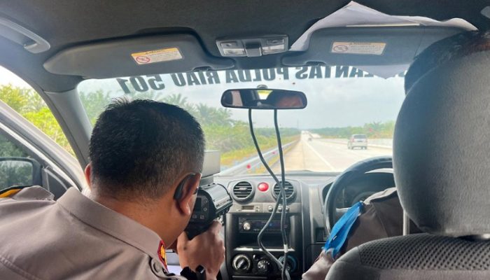 OPLK 2025 di Tol Pekanbaru: Ditlantas Polda Riau Gunakan Speed Gun Check Pelanggar Kecepatan