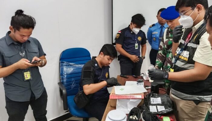 Terekam X-Ray, Lanud dan Bandara SSK II Temukan 100 Gram sabu dan Ratusan Ektasi dalam Sepatu