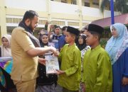 Padang Juara Ringankan Beban Warga, 11 Ribu Siswa Terima Seragam dan LKS Gratis