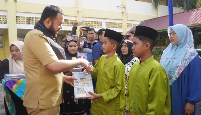Padang Juara Ringankan Beban Warga, 11 Ribu Siswa Terima Seragam dan LKS Gratis