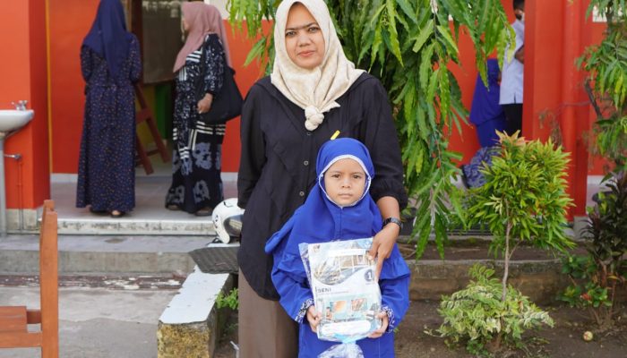 Orang Tua di Padang Lega, Bantuan LKS Ringankan Biaya Sekolah Anak