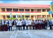 12.606 Siswa Kurang Mampu di Padang Terima Seragam dan LKS Gratis