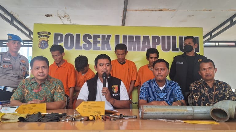 Kasat Reskrim Polresta Pekanbaru Kompol Bery Juana Putra saat memberikan keterangan pers terkait penangkapan empat tersangka pencurian kabel tembaga milik PLN di Pekanbaru, Jumat (8/8/2025). Para tersangka positif mengonsumsi sabu dan mengaku hasil penjualan kabel digunakan untuk membeli narkoba. (Dok. Istimewa)