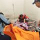 Evakuasi jenazah Hendra Febrianto, security DPRD Riau yang ditemukan meninggal di kamar area kantor DPRD, Kamis (14/8/2025). (Foto:ist)