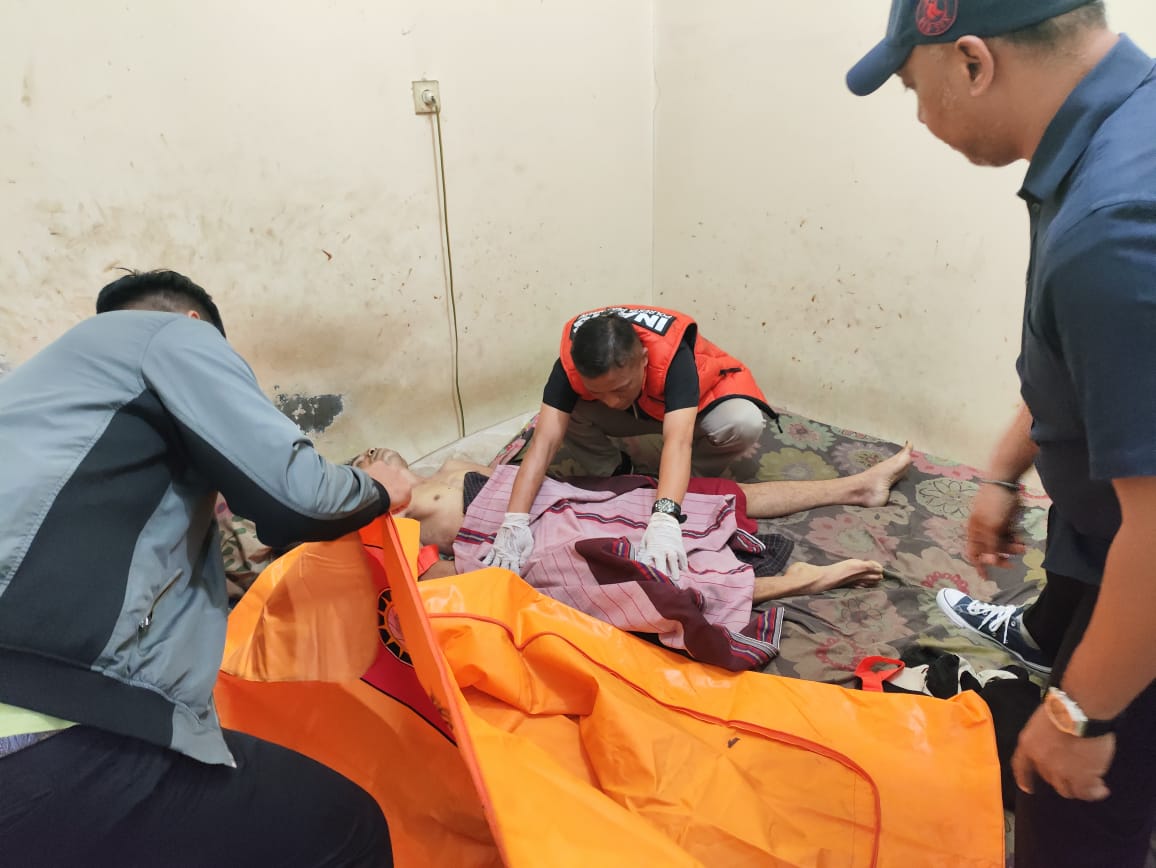 Evakuasi jenazah Hendra Febrianto, security DPRD Riau yang ditemukan meninggal di kamar area kantor DPRD, Kamis (14/8/2025). (Foto:ist)